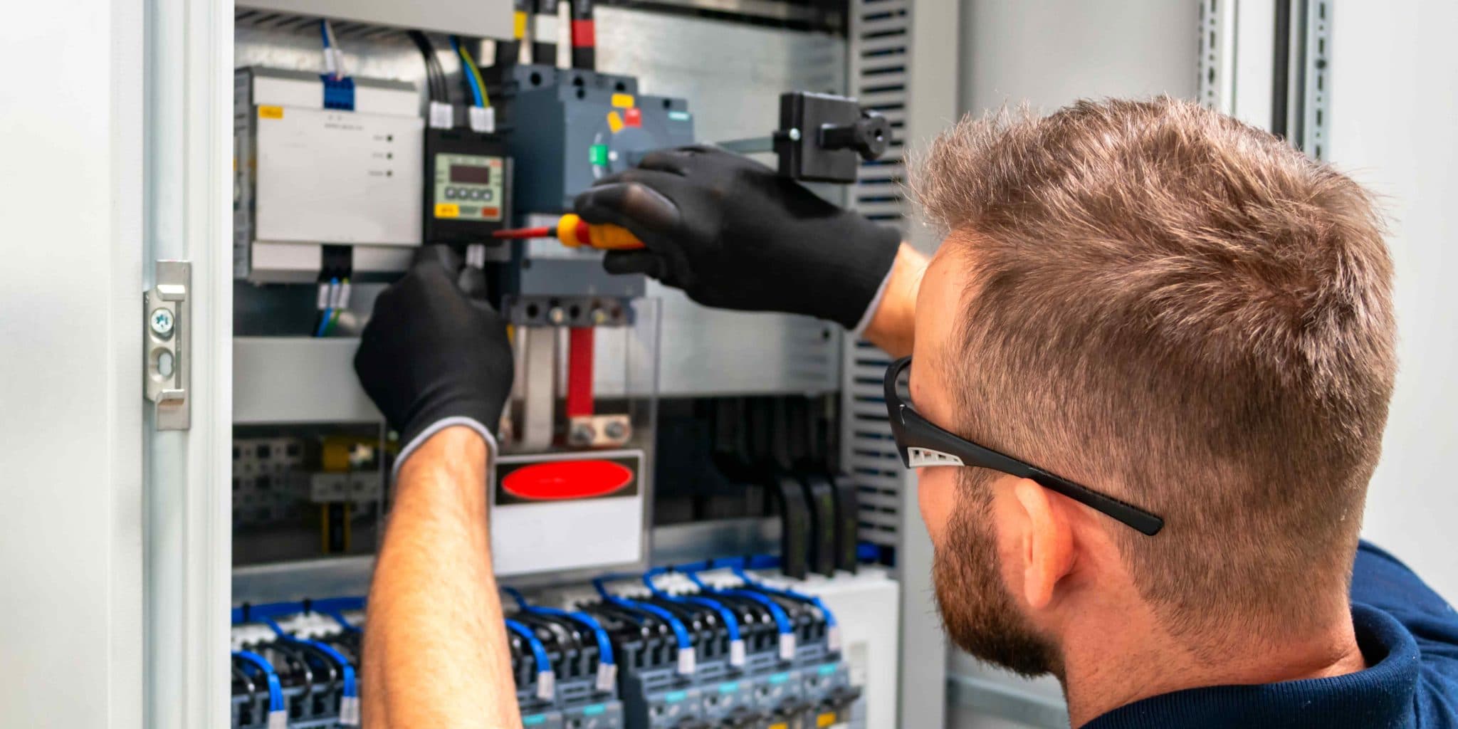 Sicherheitsmängel erkennen durch die Prüfung ortsfester elektrischer Anlagen