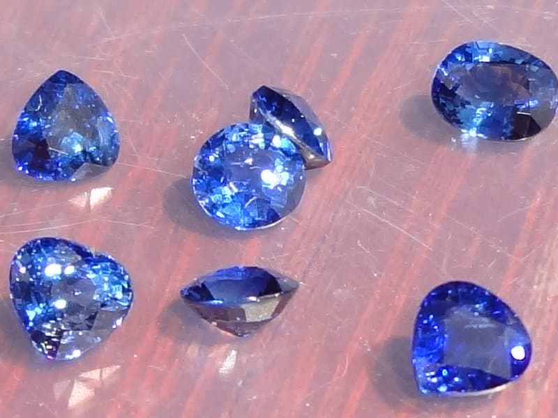 Die Verbindung zwischen blauen Saphiren und Reinheit
