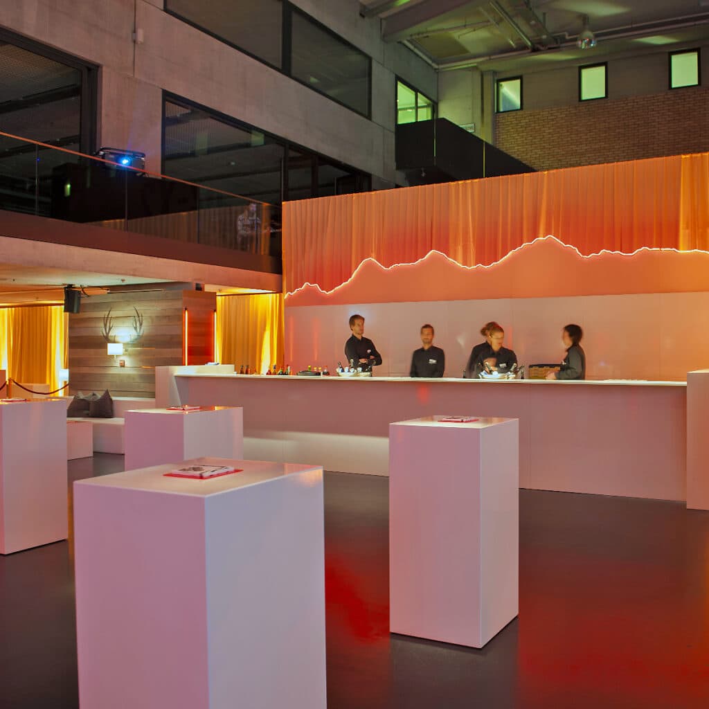 Stylische Barhocker und Stehtische für Ihre Event Bar mieten