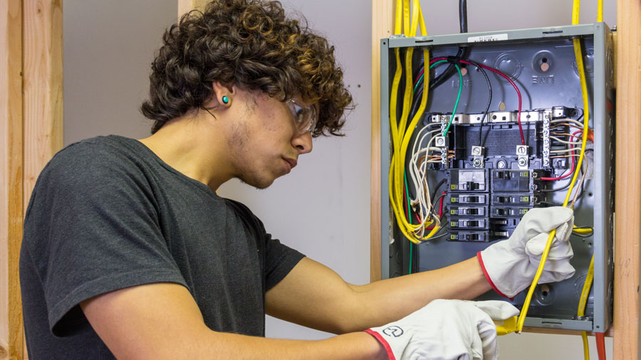 Sicherheitsmängel erkennen durch die Prüfung ortsfester elektrischer Anlagen