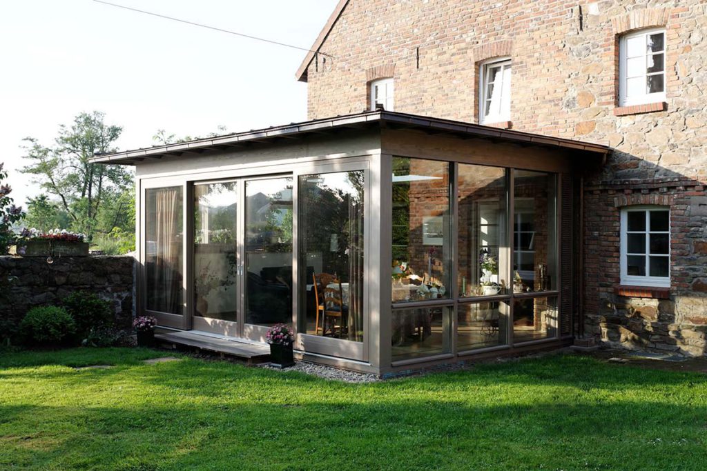 Warum eine Terrassenüberdachung mit Markise auch im Winter sinnvoll ist